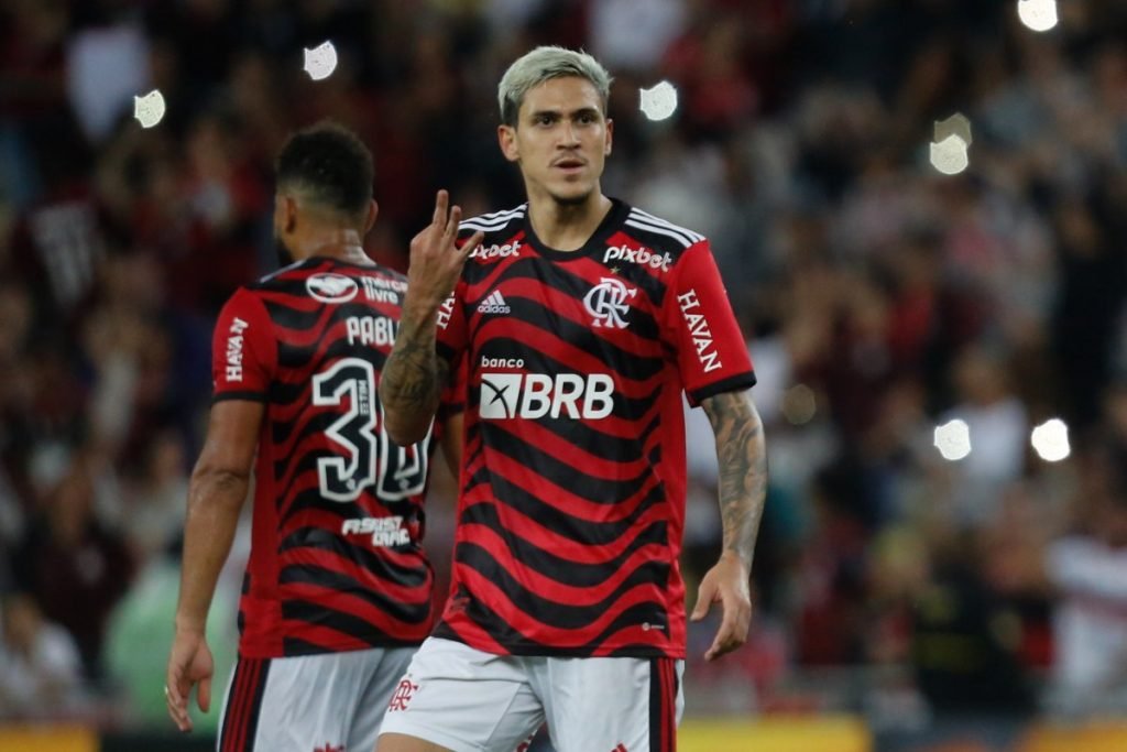 SAIU! Com Pedro e 3 zagueiros, Flamengo divulga escalação para jogo contra  o Bragantino, pelo Brasileirão