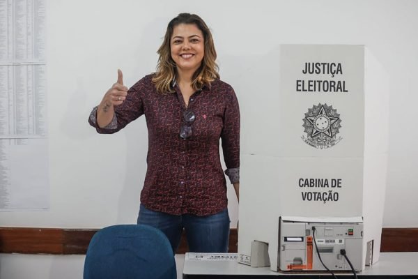 Candidata Leila do Vôlei vota em Águas Claras: “Que venha o 2º turno”
