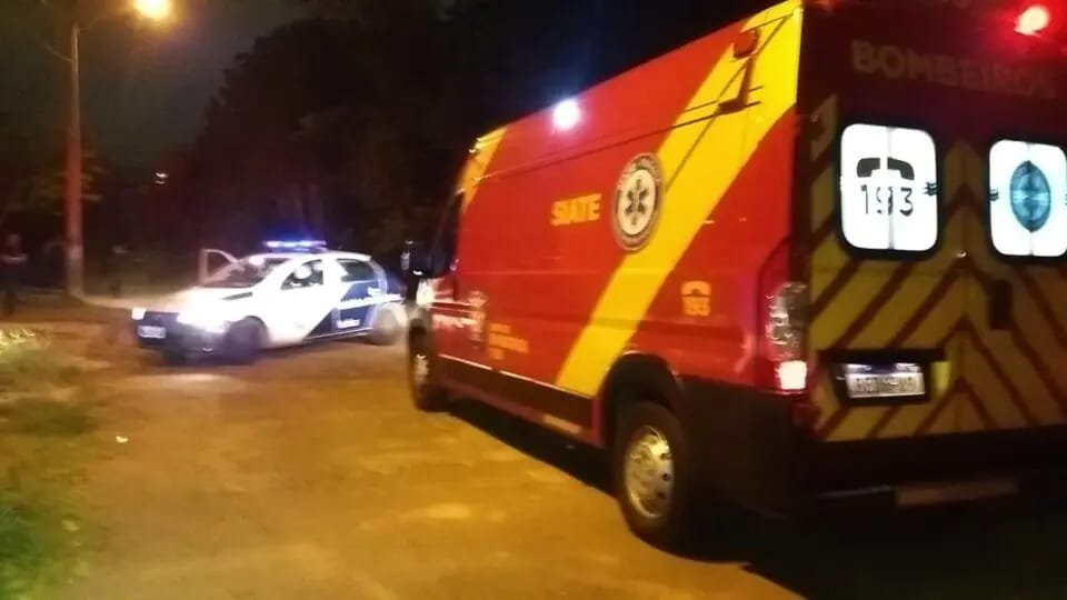 Filha chega da igreja com amigos, mãe os expulsa e acaba machucada