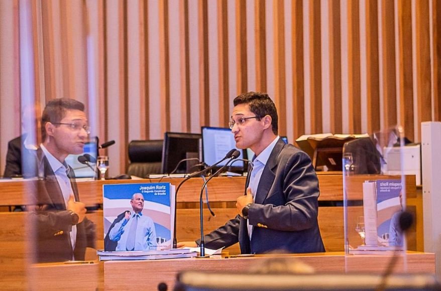 Deputado distrital recém eleito Joaquim Roriz Neto. Ele discursa na tribuna da Câmara Legislativa do Distrito Federl (CLDF) com livro em homenagem ao seu avó sob a mesa - Metrópoles