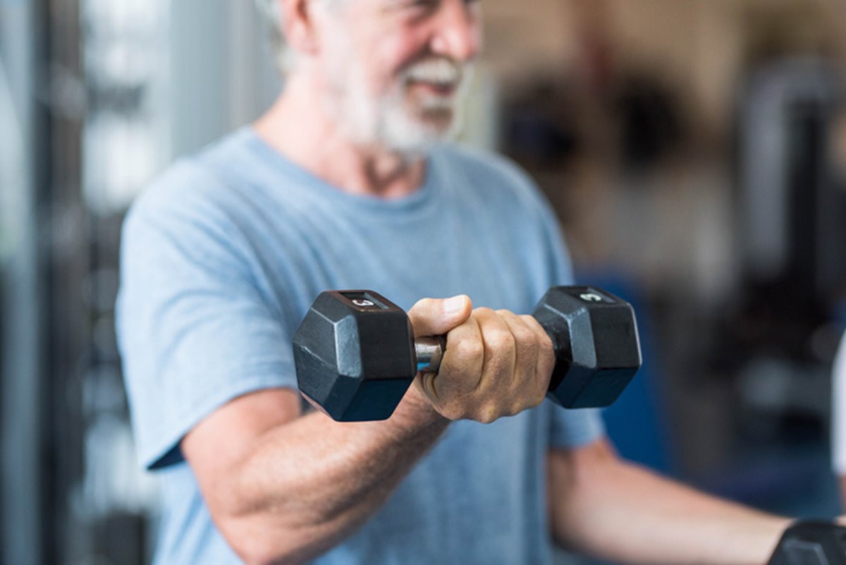 Idosos que levantam peso têm menor perda de massa muscular, diz