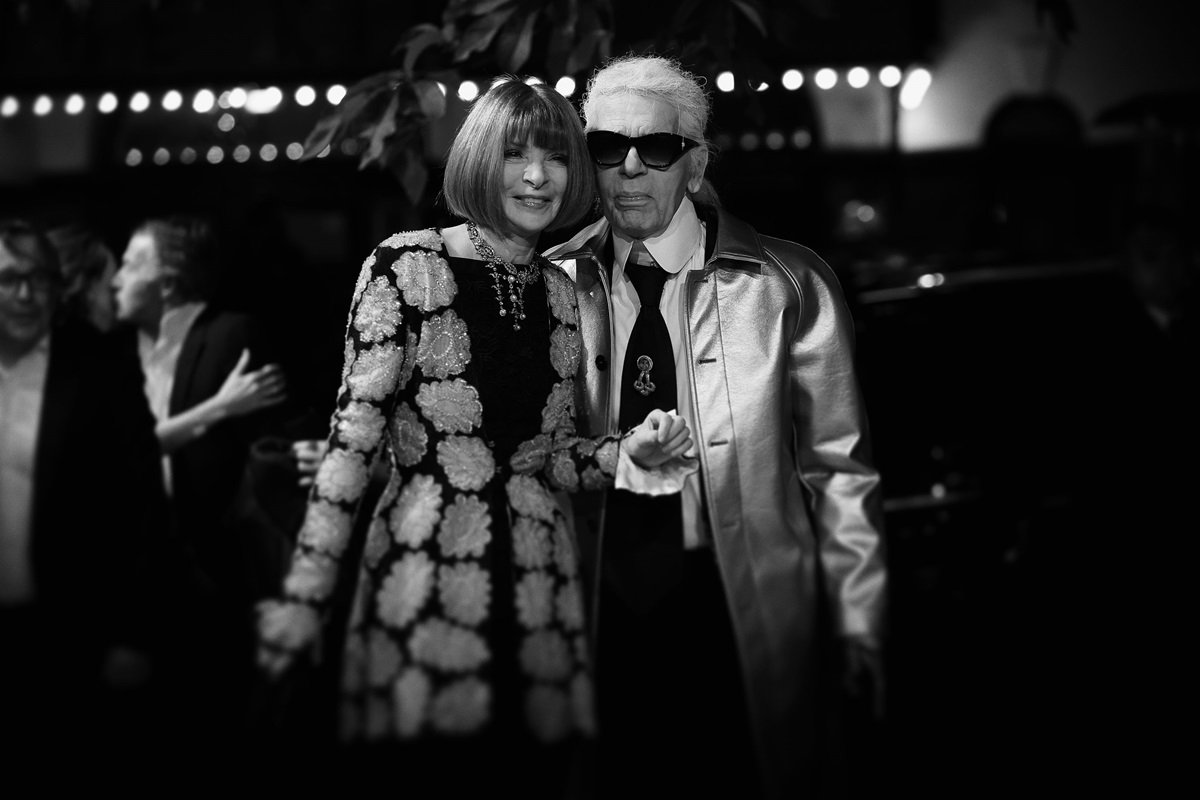 A jornalista Anna Wintour, da revista Vogue dos Estados Unidos, e o estilista Karl Lagerfeld em um evento de moda em Londres, em 2015.