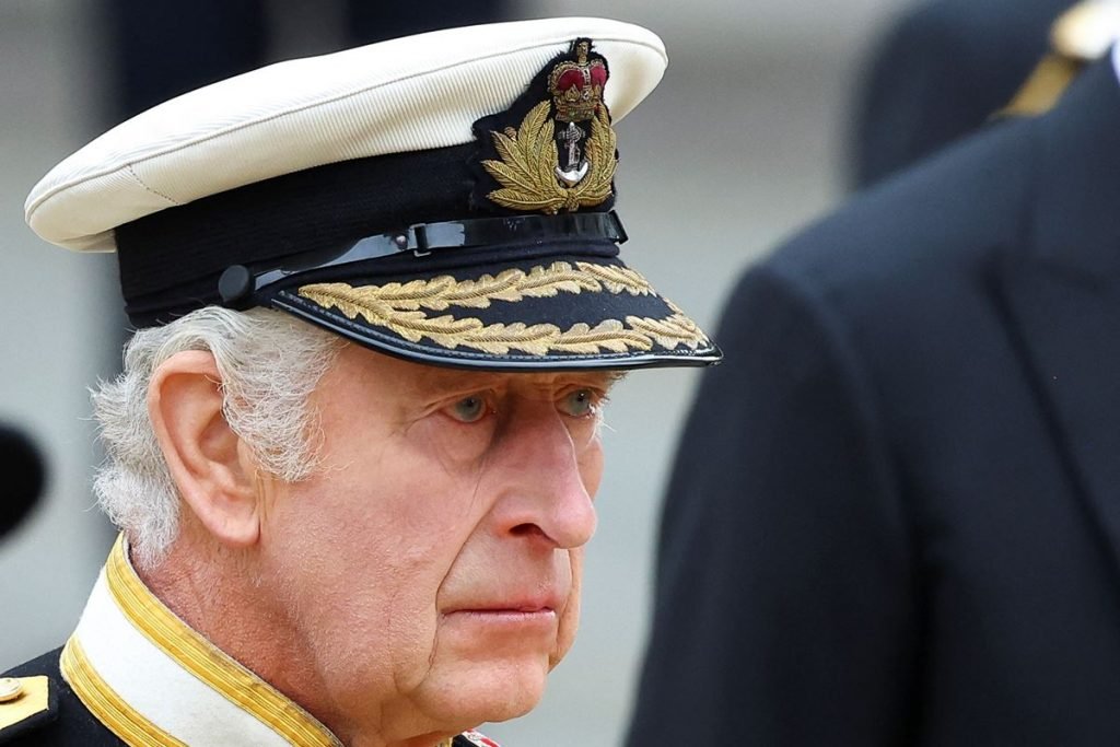 Foto colorida. Homem idoso com chapéu de guarda militar