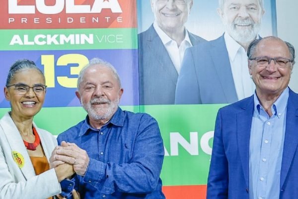 Lula cumprimenta Marina Silva em evento com a presença de Geraldo Alckmin