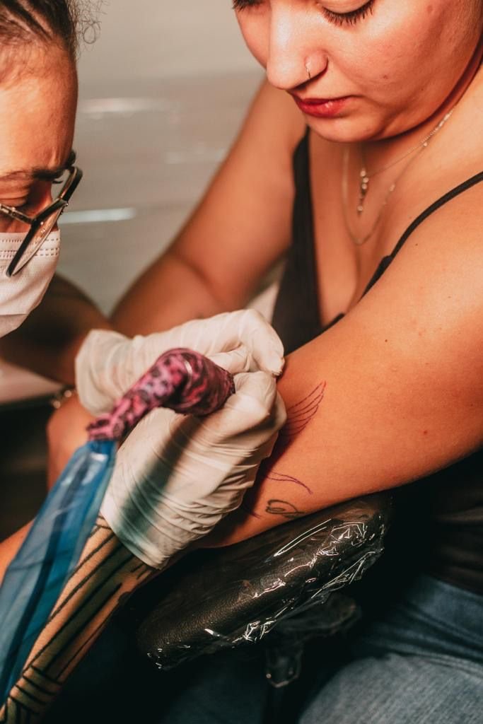 No Rio, estúdio de tatuagem atende vítimas de câncer de mama