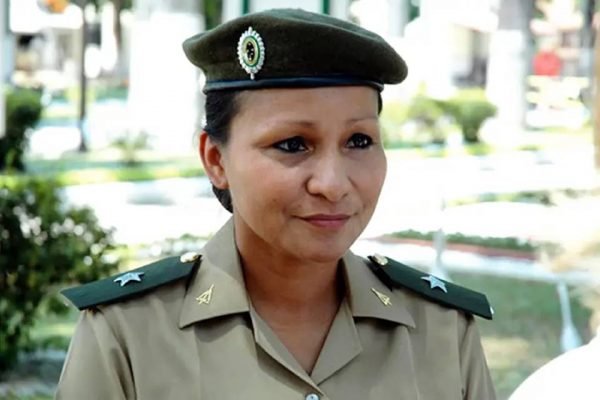 mulher oficial do Exército