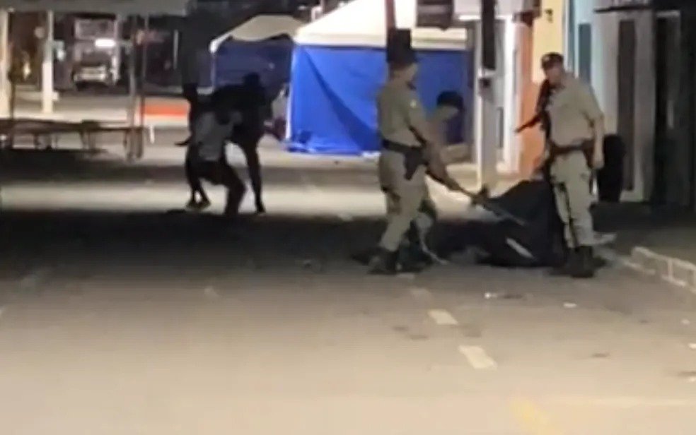 Vídeo. PMs agridem jovens com chutes e cassetetes no meio da rua em GO