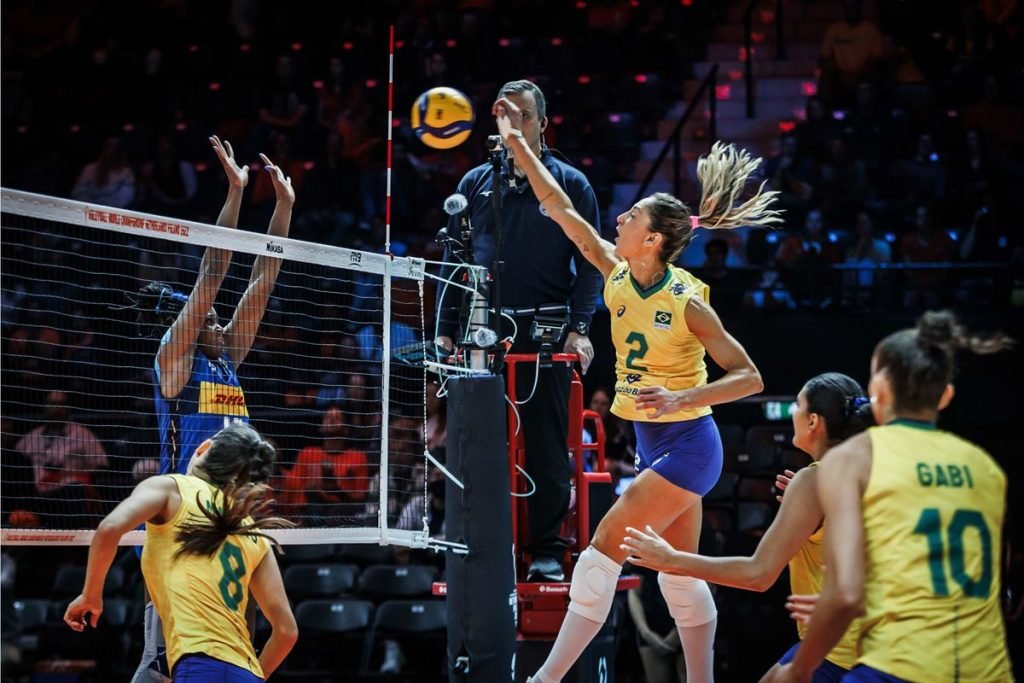 Em jogo eletrizante, Brasil vence Itália no tie-break e sobe na