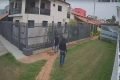 Dupla de assaltantes caminha em beco