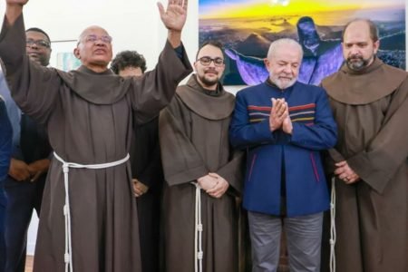 Lula recebe freis franciscanos