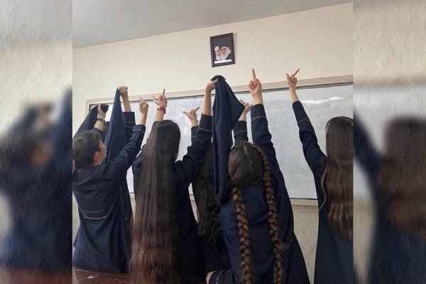 Alunas do ensino médio do Irã fazem gestos obscenos contra os aiatolás