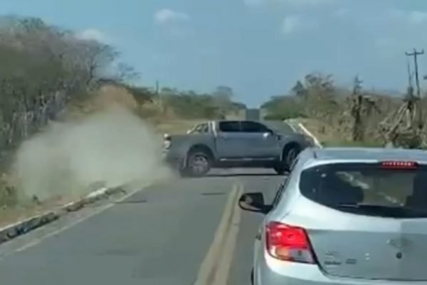 Padre cochila ao volante e cai com carro em lago no Ceará