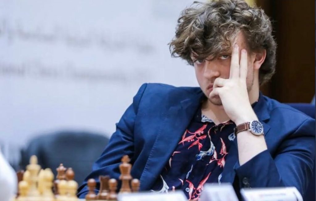 Magnus Carlsen acusa rival de trapaça e dobra a aposta em escândalo do  xadrez