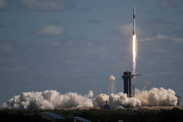 Nasa lança foguete para estação espacial