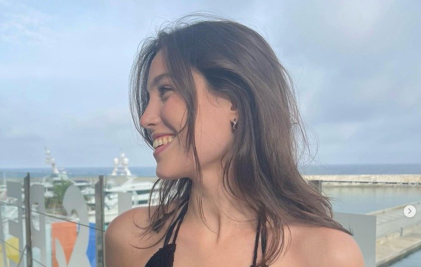 Sem grana, jovem só clareia dentes superiores e resultado é desastroso