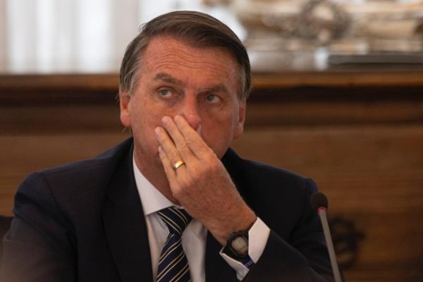 presidente Jair Bolsonaro no Palácio com a mão no rosto