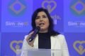 Imagem colorida mostra senadora Simone Tebet (MDB) falando diante de um microfone - Metrópoles
