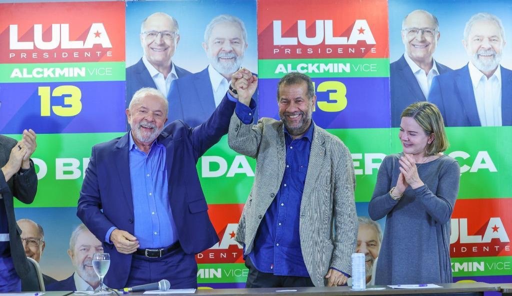 Gleisi Hoffmann (PT) convidou Carlos Lupi (PDT) para participar da campanha de Lula