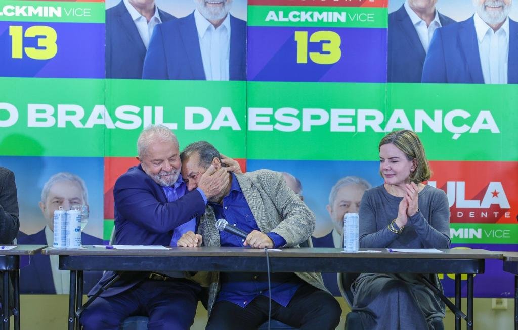 PDT oficializa apoio no 2 turno a Lula que elogia Ciro Vale