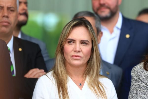 Celina Leão em gesto a favor do presidente Bolsonaro
