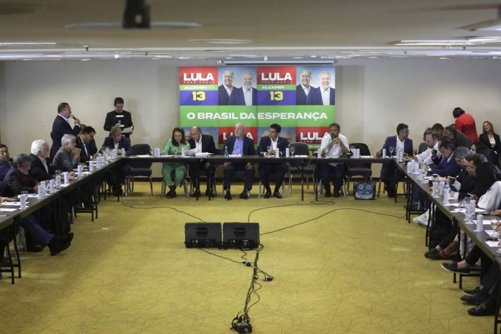 Luiz Inácio Lula da Silva (PT) e o seu vice Geraldo Alckmin (PSB), se encontram com governadores, senadores e lideranças políticas que declaram apoio à Coligação Brasil da Esperança