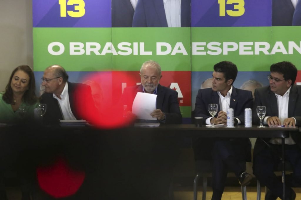 Luiz Inácio Lula da Silva (PT) e o seu vice Geraldo Alckmin (PSB), se encontram com governadores, senadores e lideranças políticas que declaram apoio à Coligação Brasil da Esperança