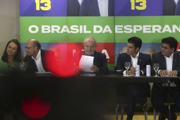Luiz Inácio Lula da Silva (PT) e o seu vice Geraldo Alckmin (PSB), se encontram com governadores, senadores e lideranças políticas que declaram apoio à Coligação Brasil da Esperança
