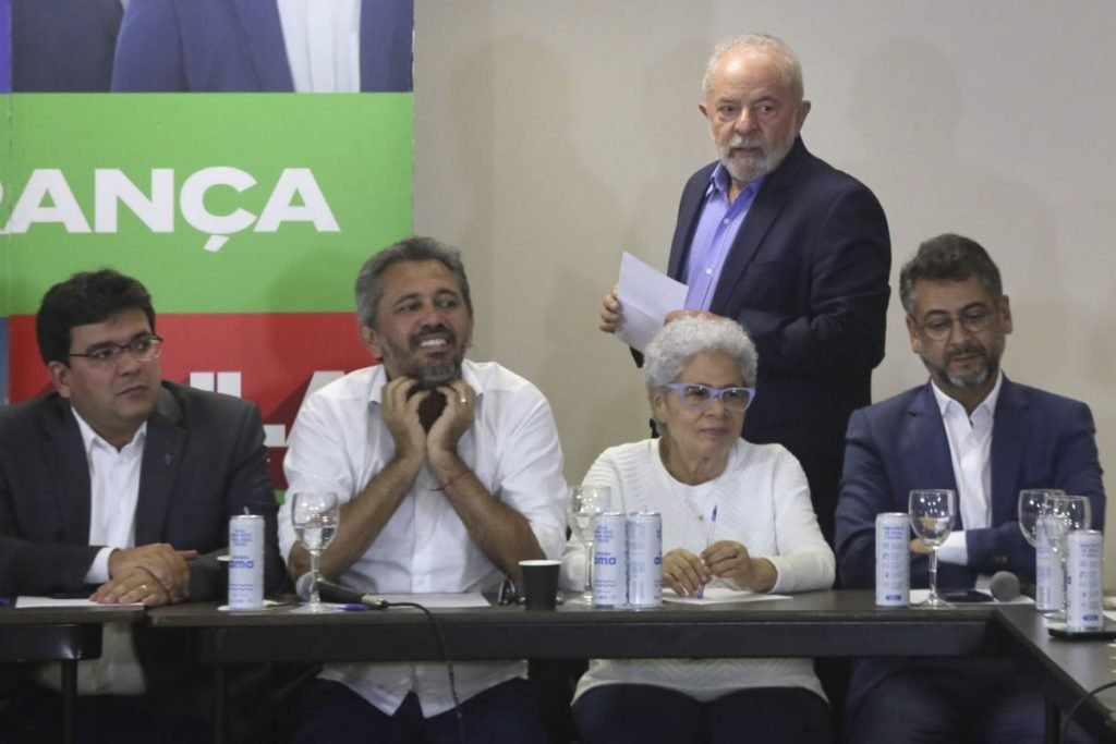 Luiz Inácio Lula da Silva (PT) e o seu vice Geraldo Alckmin (PSB), se encontram com governadores, senadores e lideranças políticas que declaram apoio à Coligação Brasil da Esperança