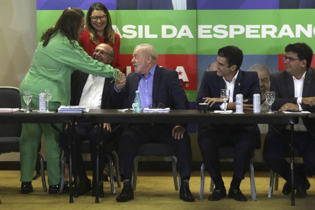 Luiz Inácio Lula da Silva (PT) e o seu vice Geraldo Alckmin (PSB), se encontram com governadores, senadores e lideranças políticas que declaram apoio à Coligação Brasil da Esperança