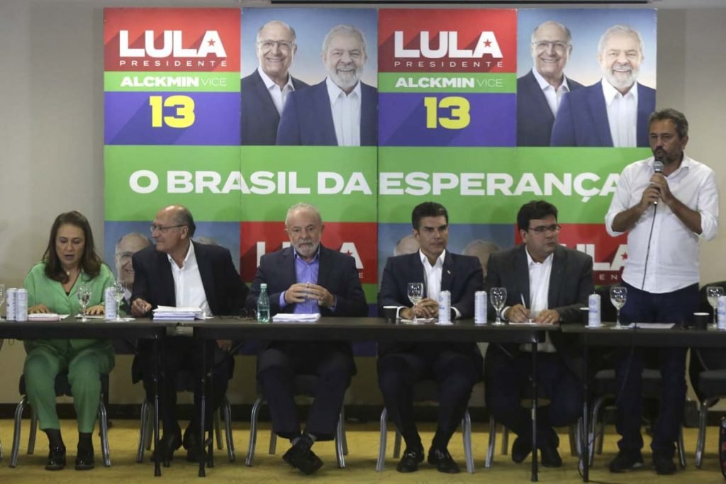 Luiz Inácio Lula da Silva (PT) e o seu vice Geraldo Alckmin (PSB), se encontram com governadores, senadores e lideranças políticas que declaram apoio à Coligação Brasil da Esperança
