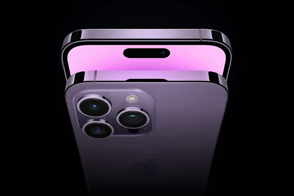 Imagem de aparelho celular iPhone 14, na cor roxa, com um fundo preto - Metrópoles