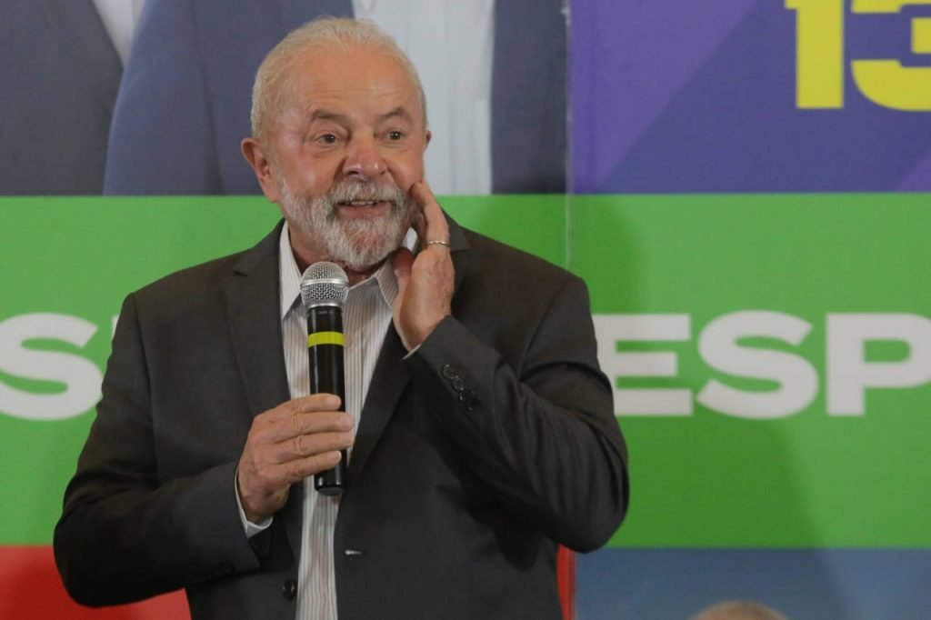 Lula discursa em evento de campanha