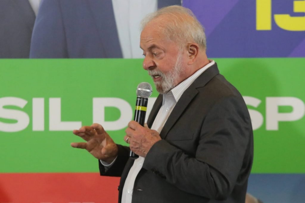 Lula discursa em atividade de campanha
