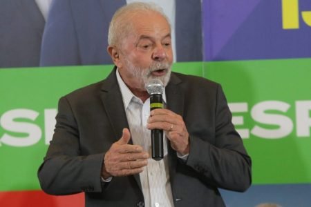 Lula discursa em evento