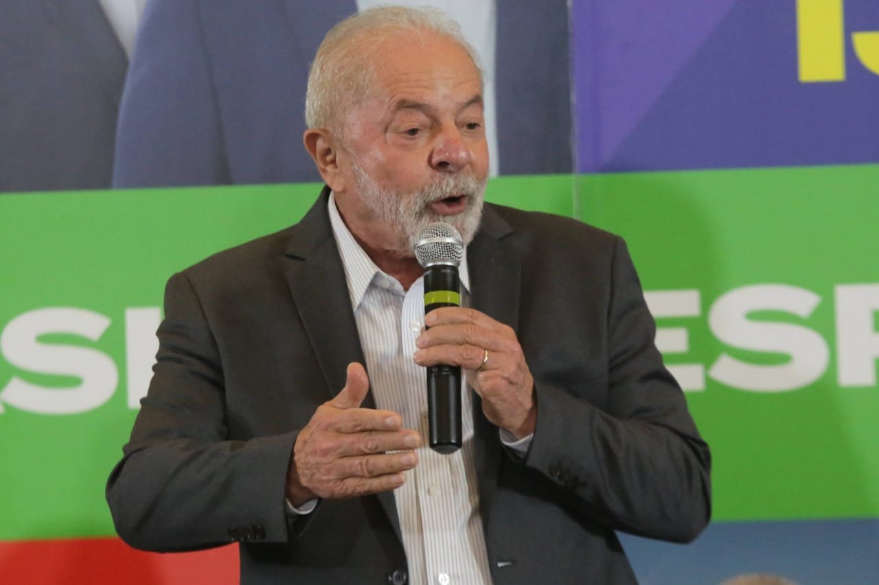 Lula discursa em evento