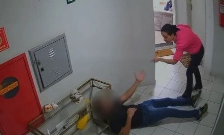 homem caído no chão e mulher brigando com ele