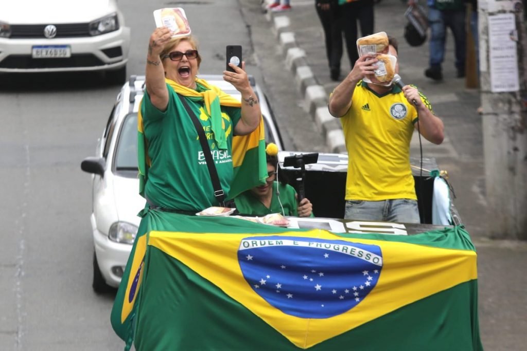 Bolsonaristas jogaram pão com mortadela em apoiadores de Lula