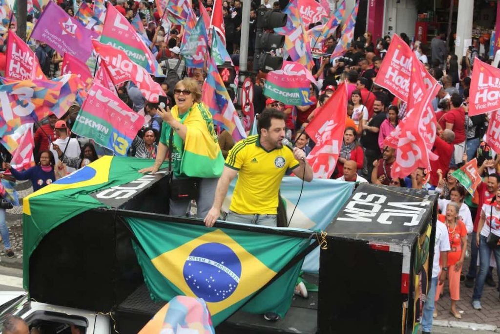 Bolsonaristas passaram com carro de som em concentração de apoiadores de Lula