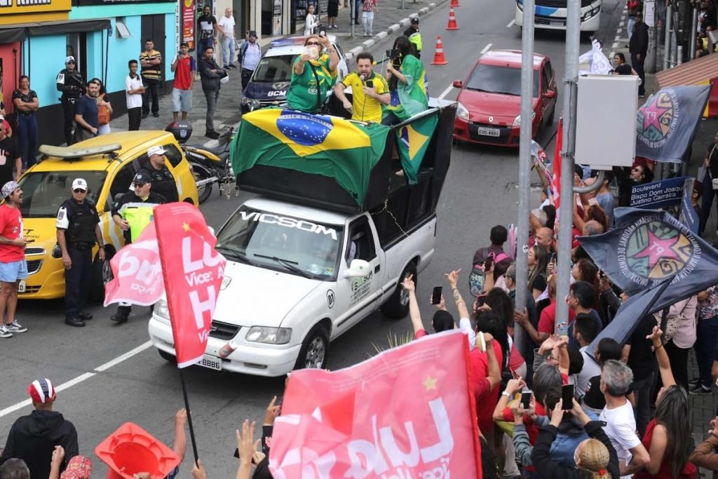 Bolsonaristas durante ato da campanha petista na grande São Paulo
