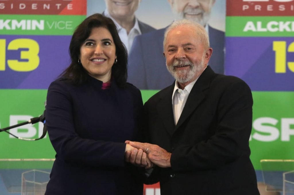 Simone Tebet (MDB) e Lula (PT) confraternizam durante a campanha presidencial de 2022 - Metrópoles