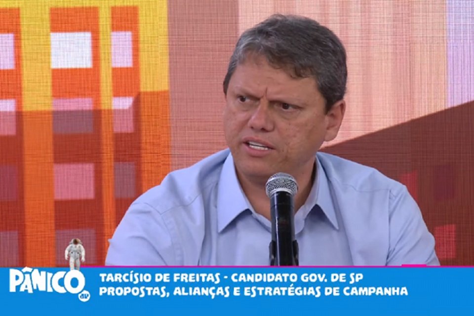 É falso que Tarcísio de Freitas comprou blindados para a PM