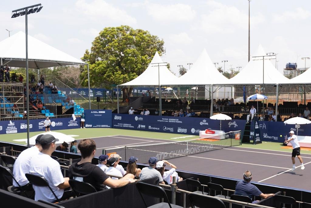 Brasília Champions Tour agita Arena BRB com partidas de tênis