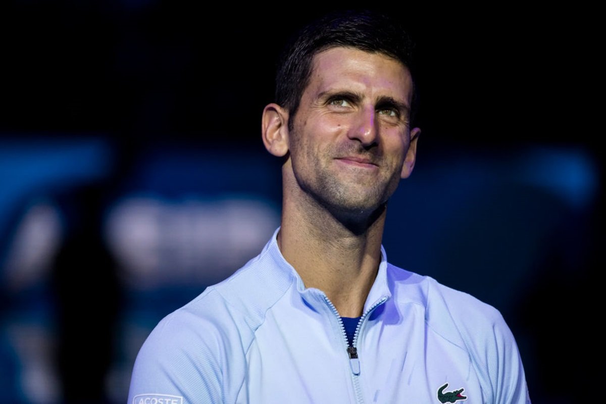 Djokovic vira sobre Tsitsipas em jogo adiado pela chuva e vai à semifinal  de Roma