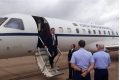 Bolsonaro desembarca de jatinho da FAB durante campanha e é recebido por militares da Força Aérea - Metrópoles