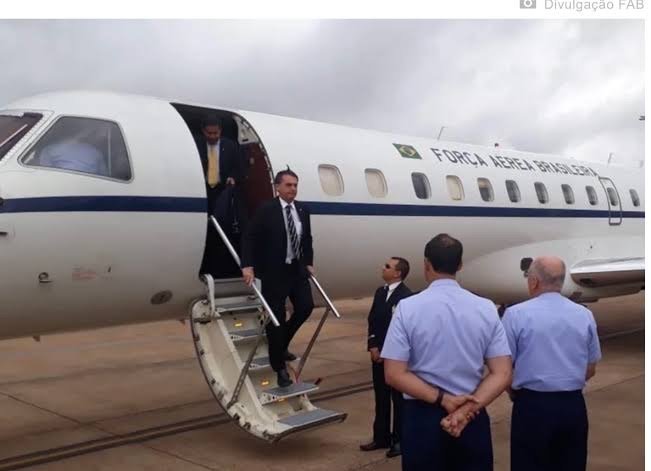 Bolsonaro desembarca de jatinho da FAB durante campanha e é recebido por militares da Força Aérea - Metrópoles