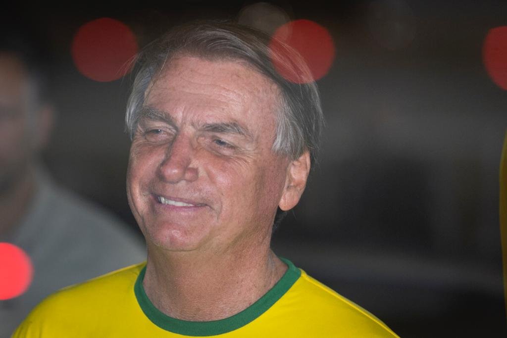 Jair Bolsonaro rindo na frente do palácio do alvorada