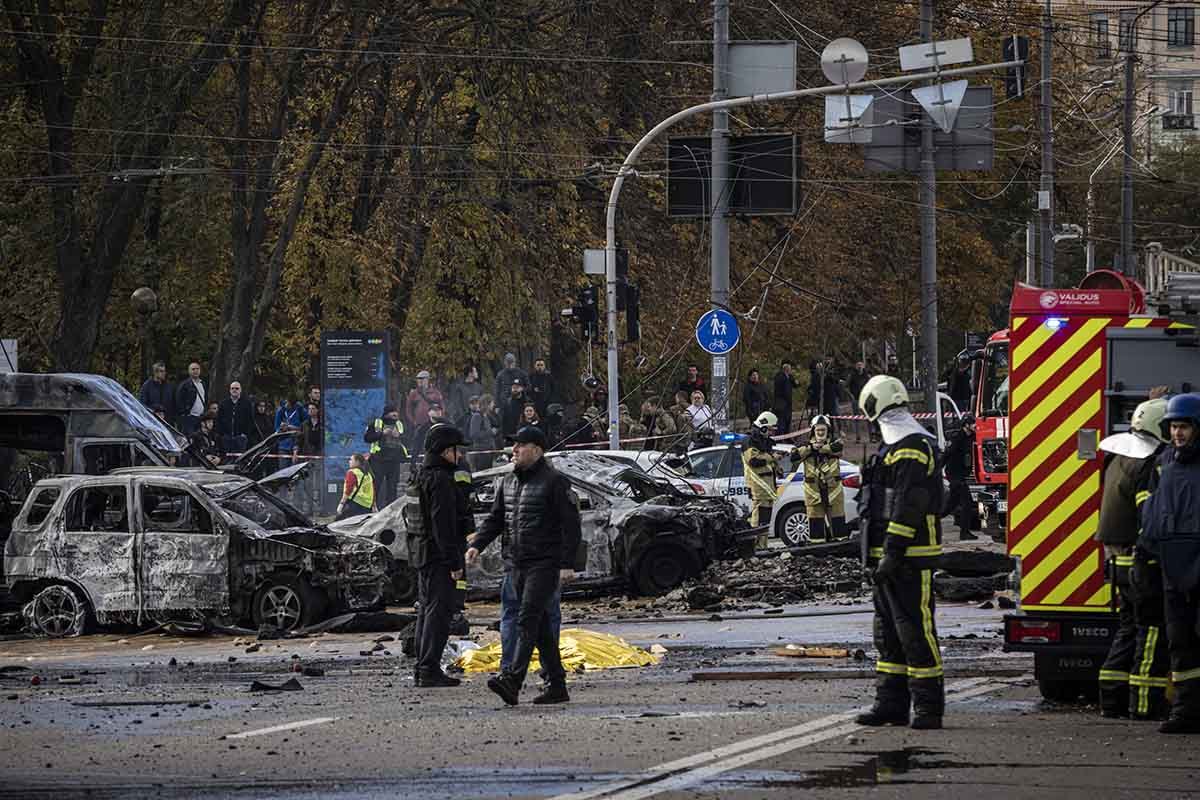 O pessoal do serviço de emergência atende ao local de uma explosão em 10 de outubro de 2022 em Kyiv, Ucrânia. As explosões desta manhã, que ocorreram pouco depois das 8:00, hora local, foram os maiores ataques desse tipo na capital em meses