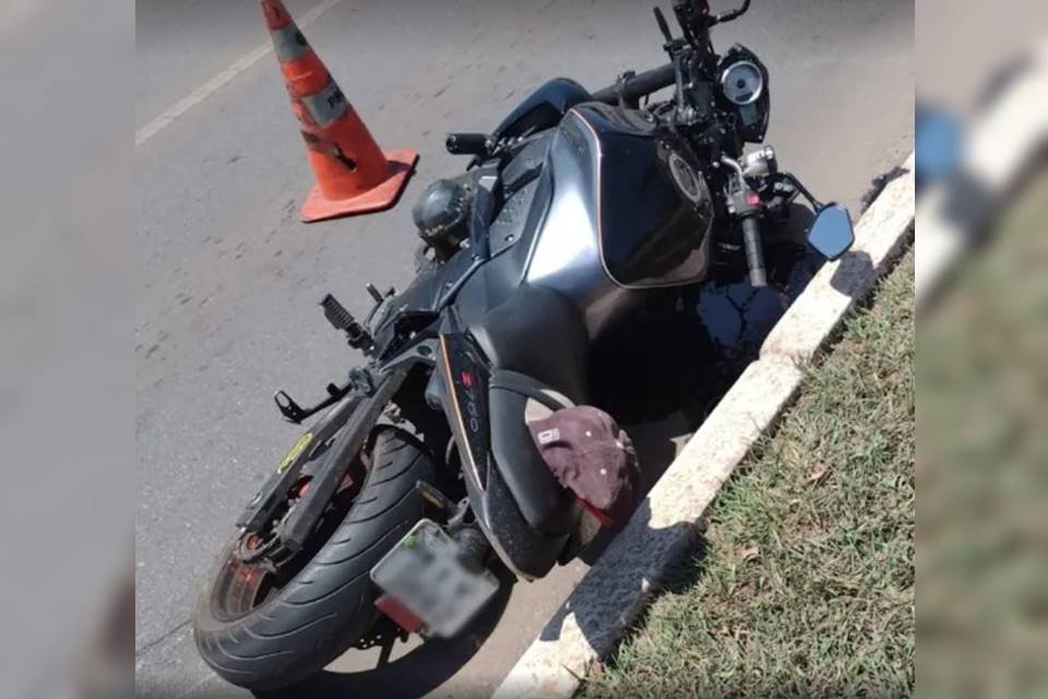 Moto caída no chão após se envolver em acidente fatal no DF - Metrópoles