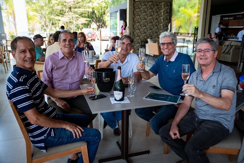 Selfies com o fundador, fila de 1 h: a chegada do restaurante Paris 6 a SC  - 07/12/2022 - UOL TAB