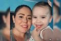 Mãe e filha sorriem para foto